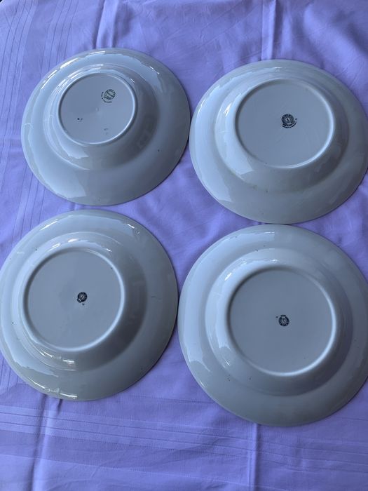 Pratos antigos de porcelana de Sacavem
