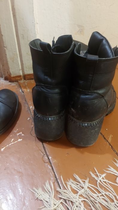 Безкоштовно віддам жіноче взуття 40р.