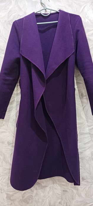 Тонке кашемірове пальто в гарному фіолетовому кольорі,ідеальний стан.