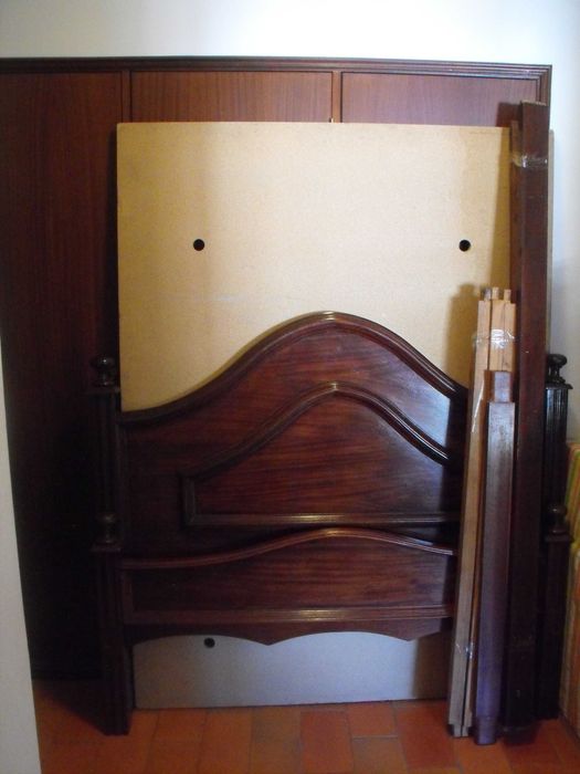 Vendo cama de casal s/ colchão