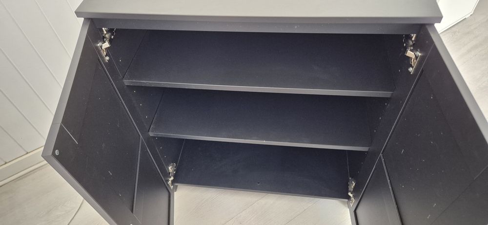 Armario preto com 2 portas e 3 prateleiras do Ikea em bom estado