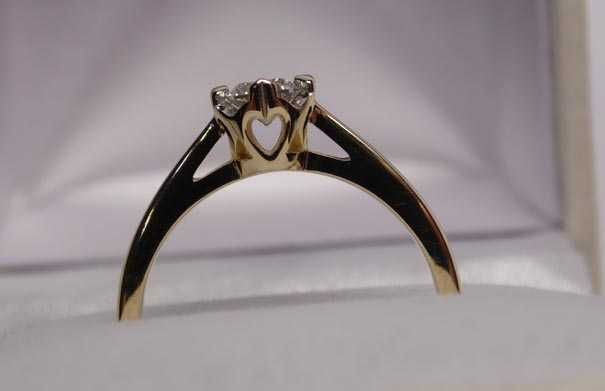 Apart złoty pierścionek z diamentem brylant 0,23 ct.