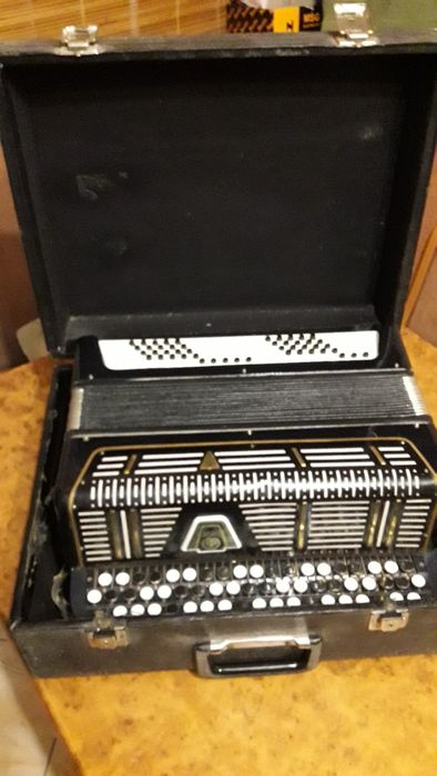 Продам бу баян Ермак в робочем состоянии.