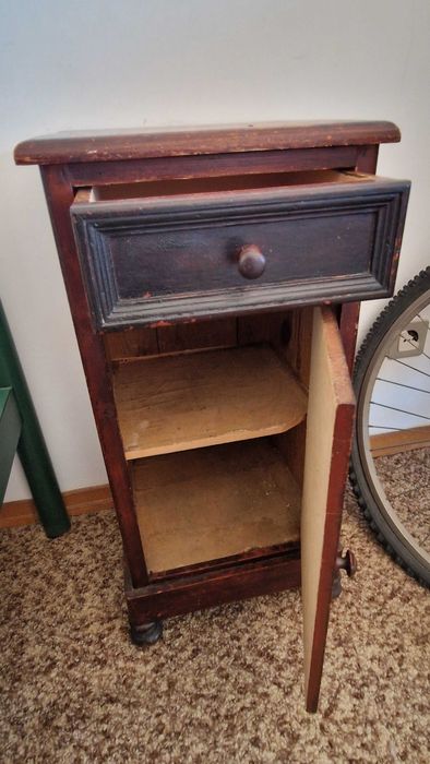 Mesa de cabeceira antiga