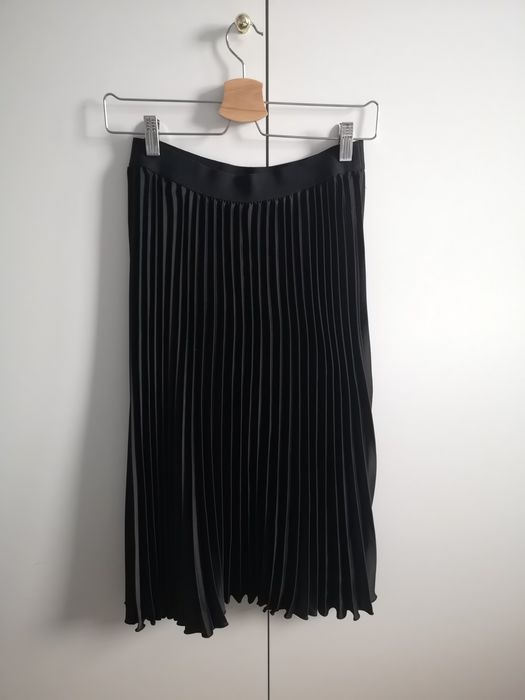 H&M czarna satynowa plisowana spódnica midi | old money | minimalistyczna | r. S