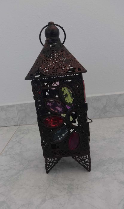 Lanterna Metálica de Vitrais Estilo Marroquino