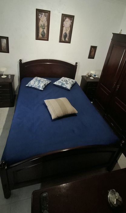Conjunto móveis em madeira mogno em bom estado,cama com estrado e colchão roupeiro,cómoda espelho,2 mesas cabeceira, 2 molduras,tudo a 275 euros