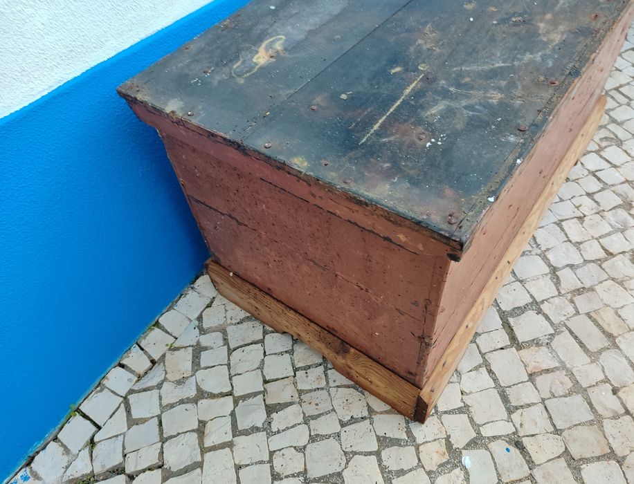 Arca rústica (madeira).