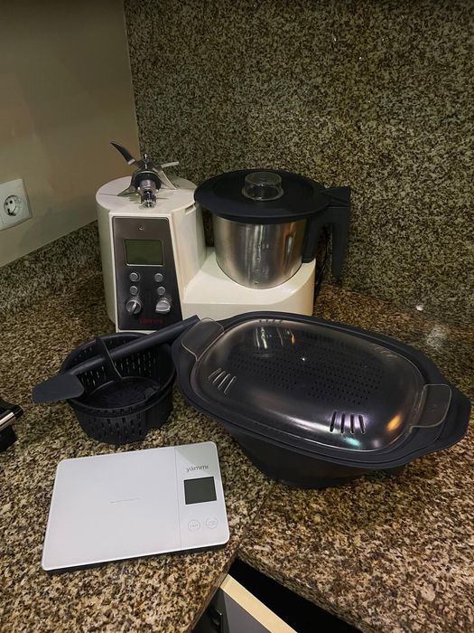 Robô de cozinha Yämmi 1 com acessórios e livro de receitas (Como Novo)