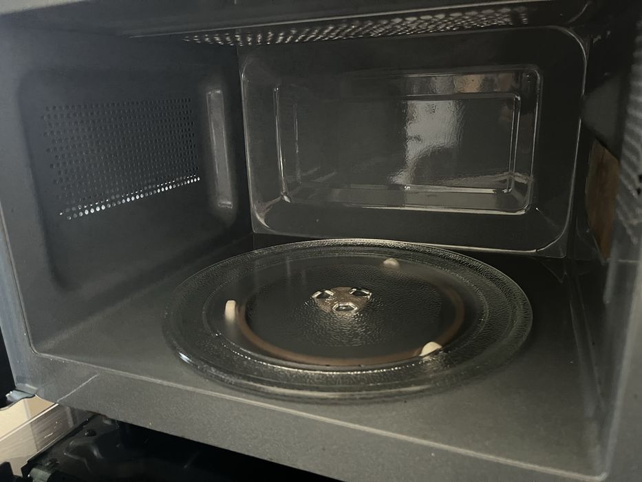 Microondas preto e prateado