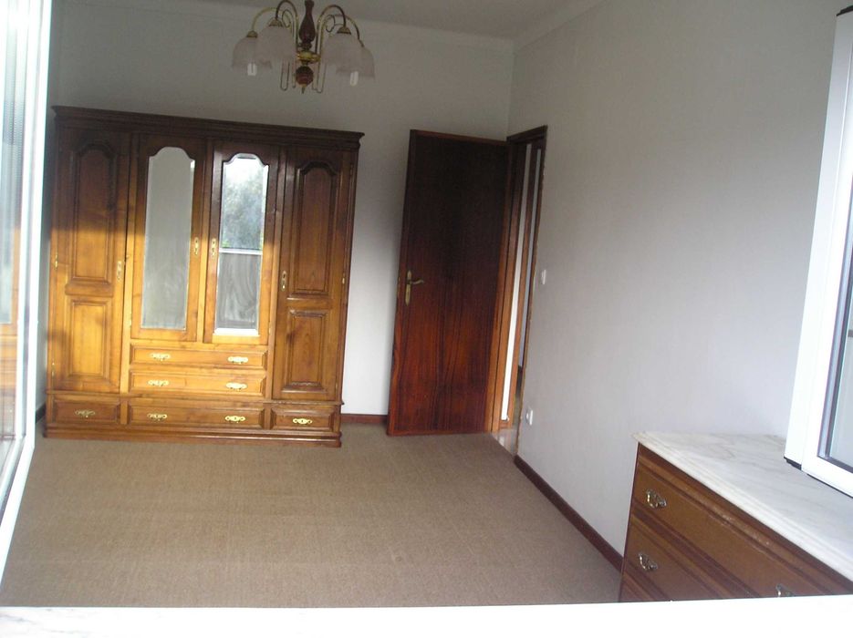 Aluga-se T3 no primeiro andar de uma vivenda rústica.