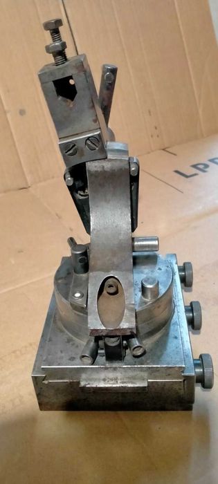 Приспособление для правки абразивных кругов шлифовальных станков  СССР