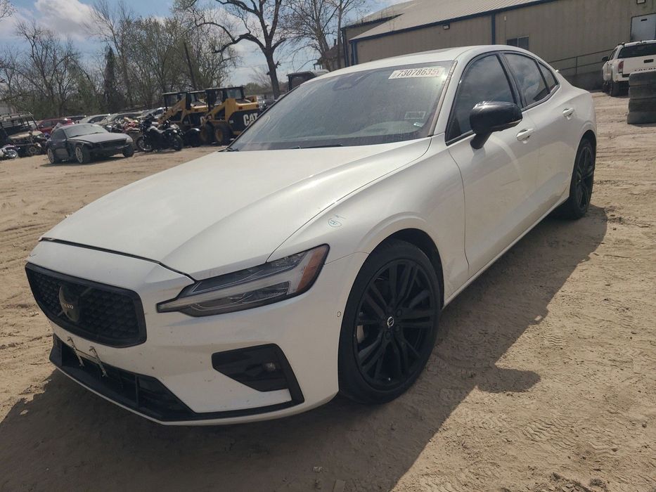 Volvo S60 B5, Plus Dark/Black. Auto już wylicytowane, w drodze do Polski!