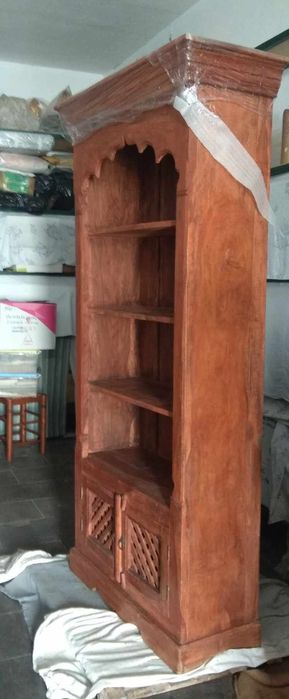 Móvel em madeira maciça