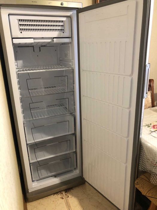 Продам морозильну камеру Ariston