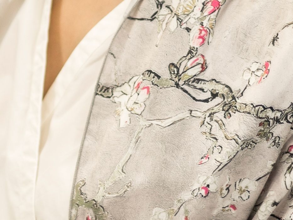 Szal - V. van Gogh, Kwitnący Migdałowiec, srebrny (CARMANI)