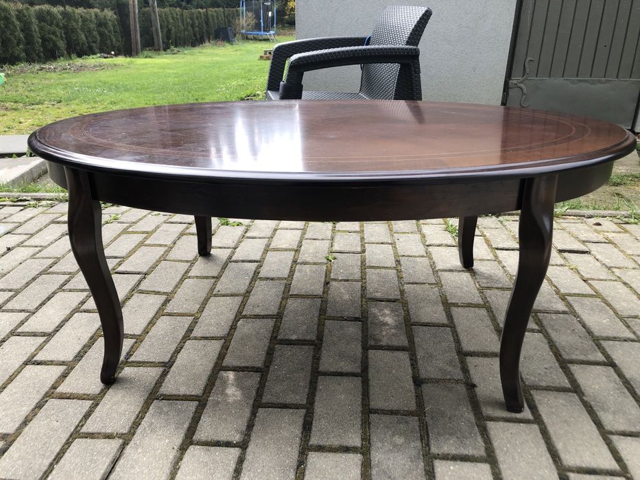 Owalny stolik kawowy