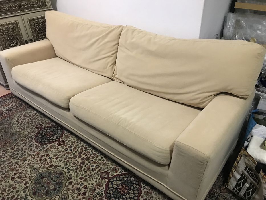 Sofá de veludo dois lugares