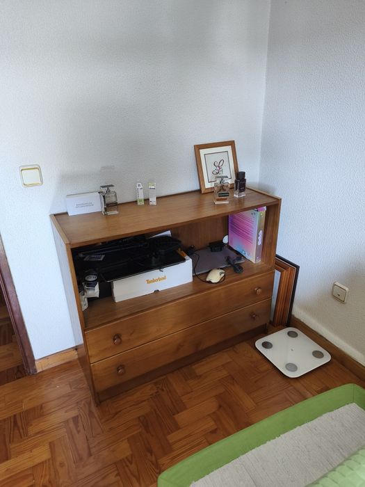 Mobília de quarto com 2 guarda fatos
