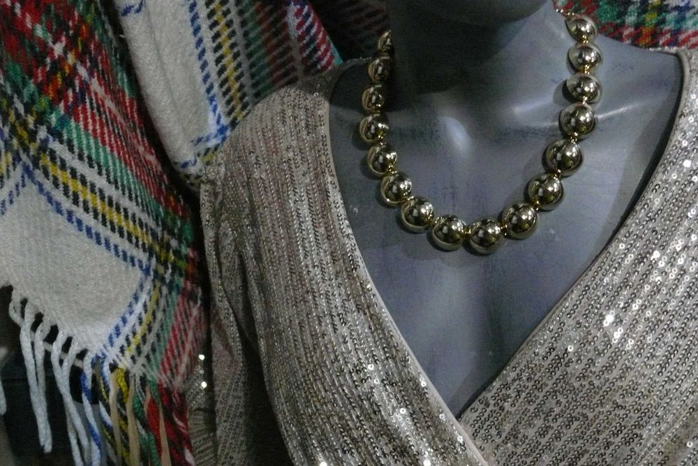 Colar meias esferas metálicas - Casa Batalha