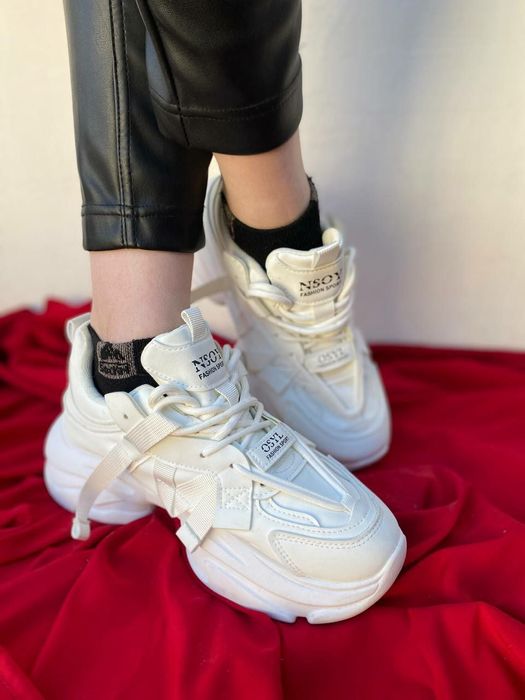 Кросівки жіночі   .