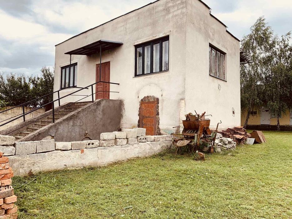 Будівля бувшого магазину з складськими приміщеннями