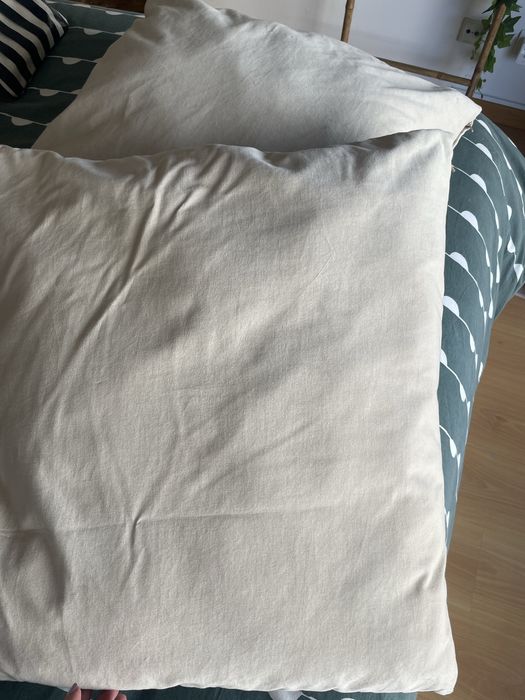 Duas almofadas com capa bege claro 50x50