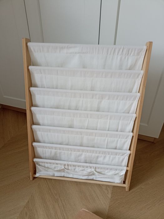 Regał na książki Montessori