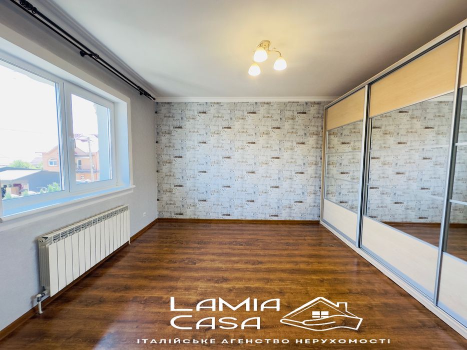 Продаж двох будинків на одной ділянці