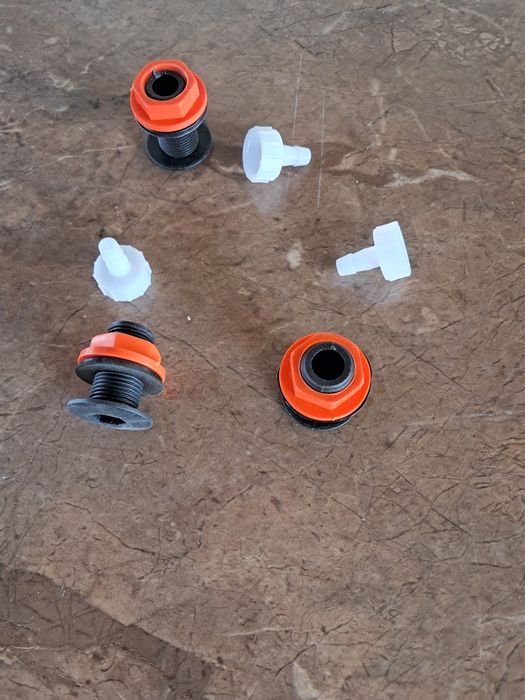 Поїлки ніпельні .