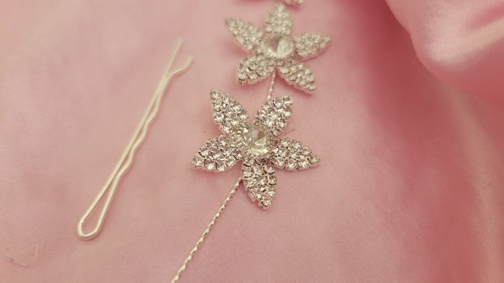 Tiara de Cabelo Prateada em Aço Inoxidável com Flores Brilhantes