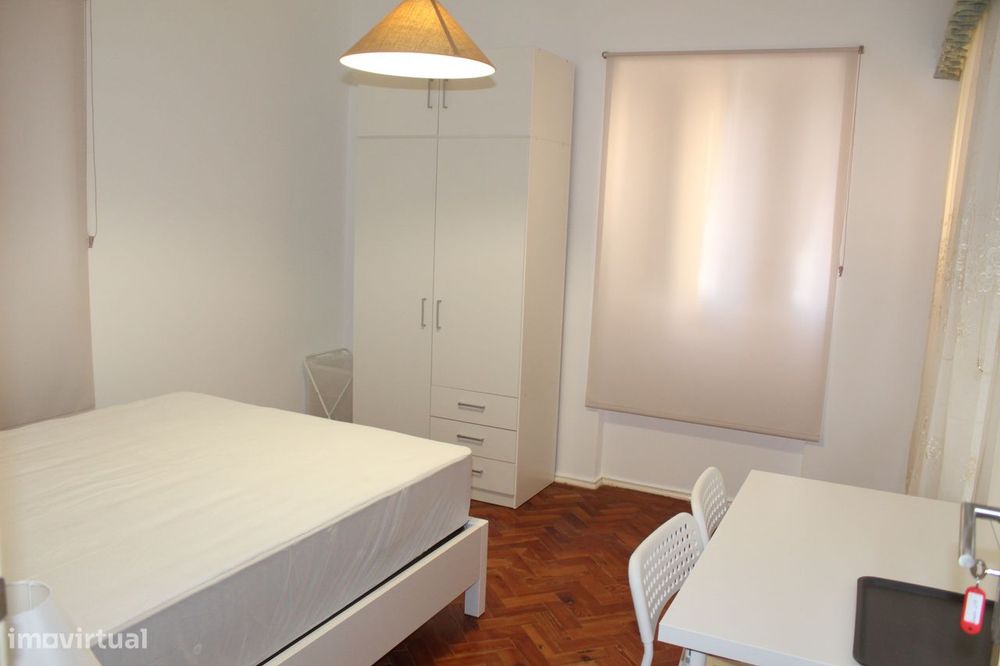 Quarto individual mobiliado em Arranhó com internet