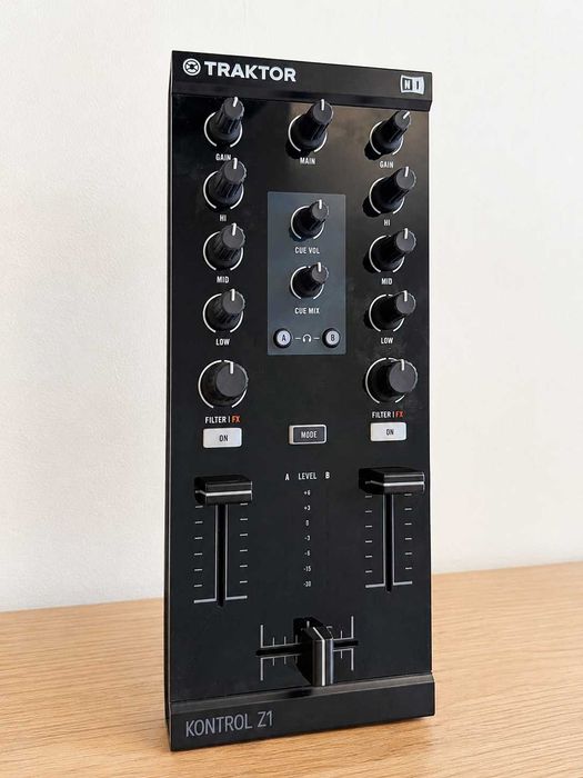 Native Instruments Traktor Kontrol Z1 DJ Mixer + Caixa Original