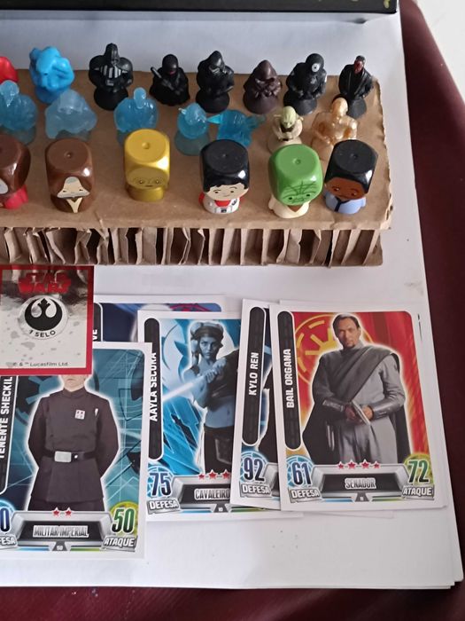 Conjunto de Bonecos e cartas Star Wars