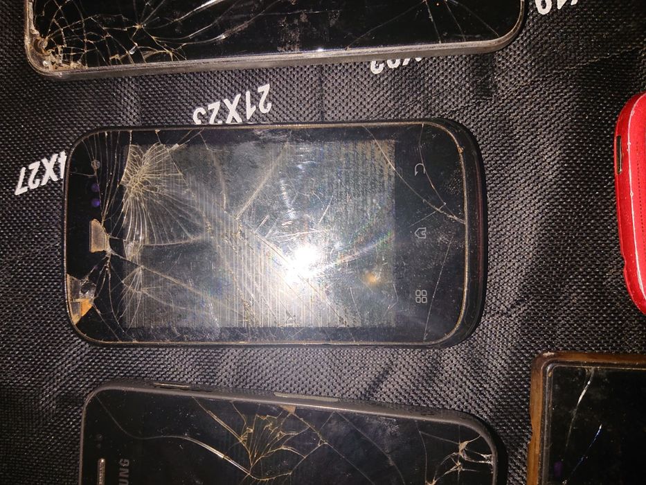 Смартфони, на запчастини або під відновлення