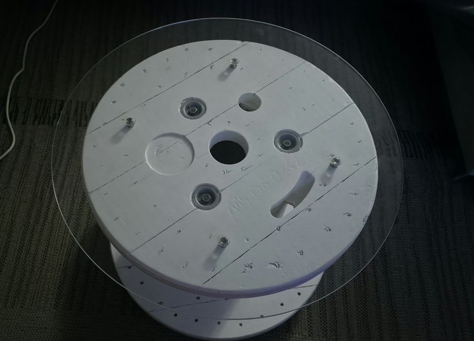 Mesa de centro com vidro.