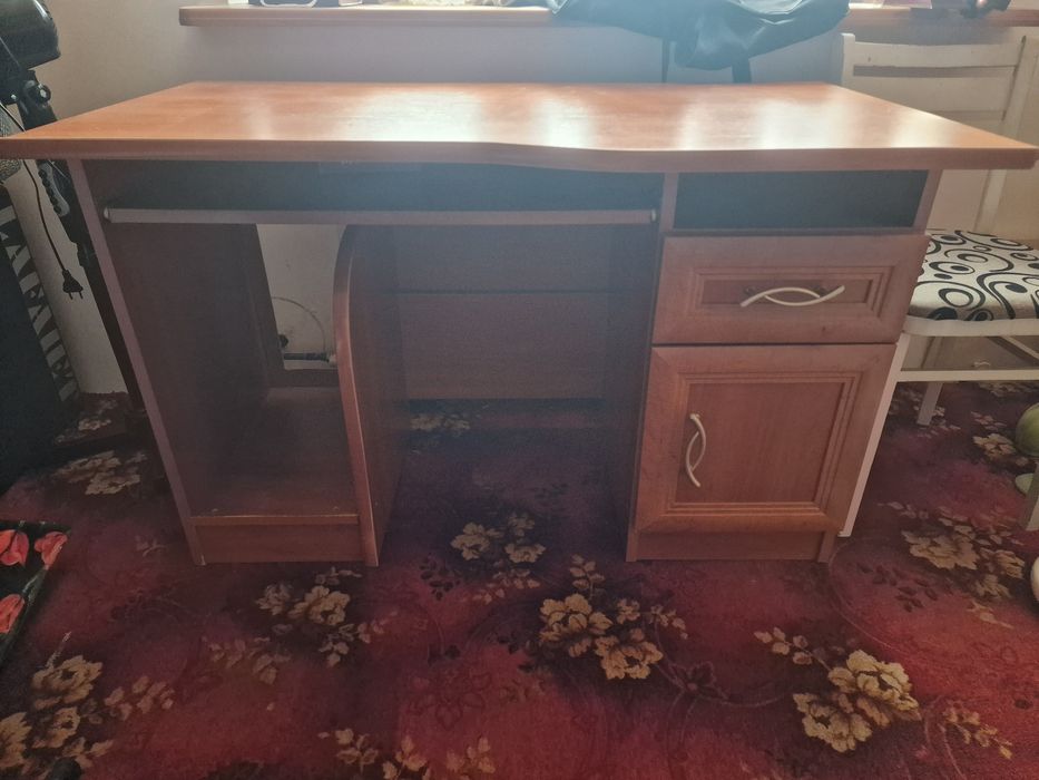 Drewniane biurko z miejscem na komputer