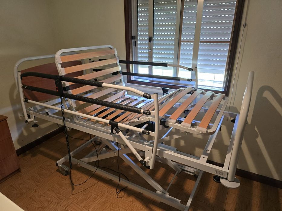 Cama articulada mais mesa de apoio