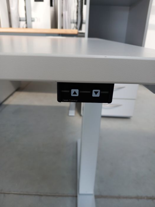 Biurko elektryczne z elektrycznie regulowanym blatem