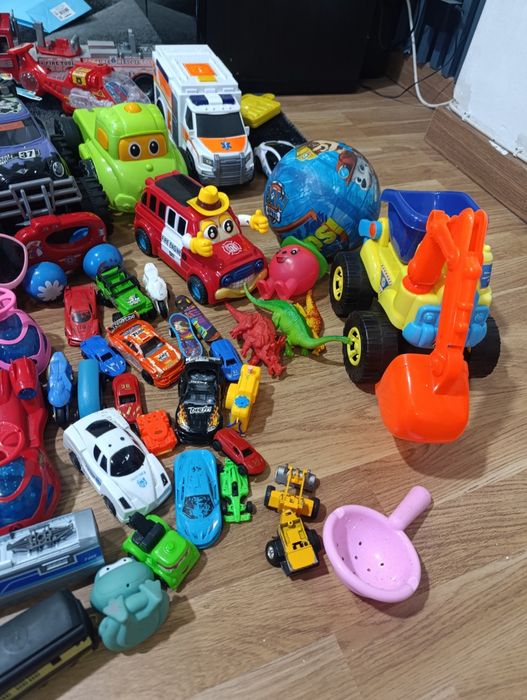 Mega Lote de Brinquedos – Carros, Comboios, Bonecos e Muito Mais!