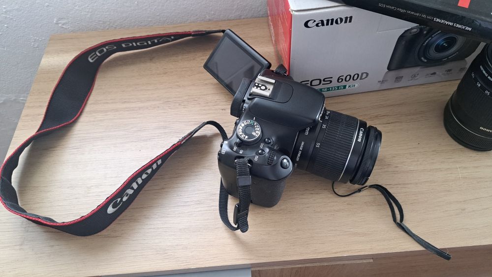 Canon EOS 600D + 18-55mm + 18-135mm STM + Extras