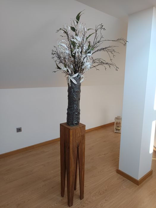 Pedestal Decorativo em Madeira Maciça com Vaso em Metal  e Arranjo Floral