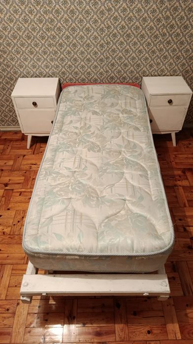 Cama + colchão + mesas de cabeceira