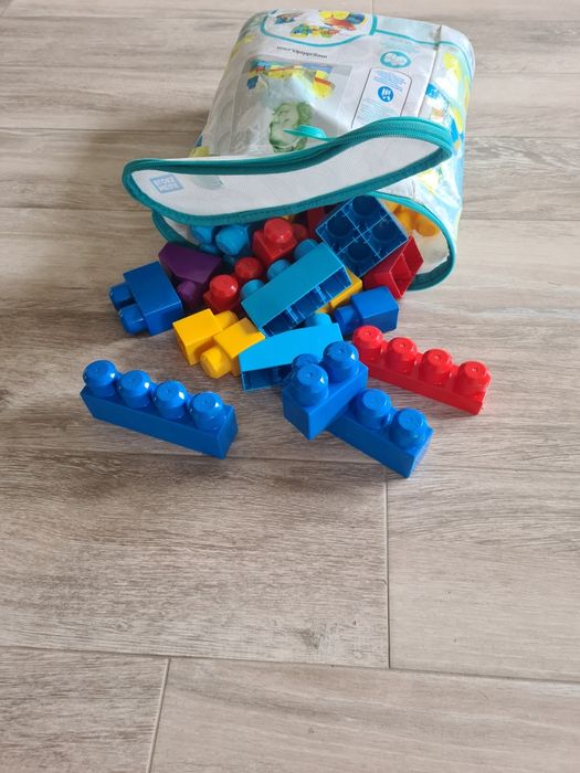 Vários brinquedos didáticos