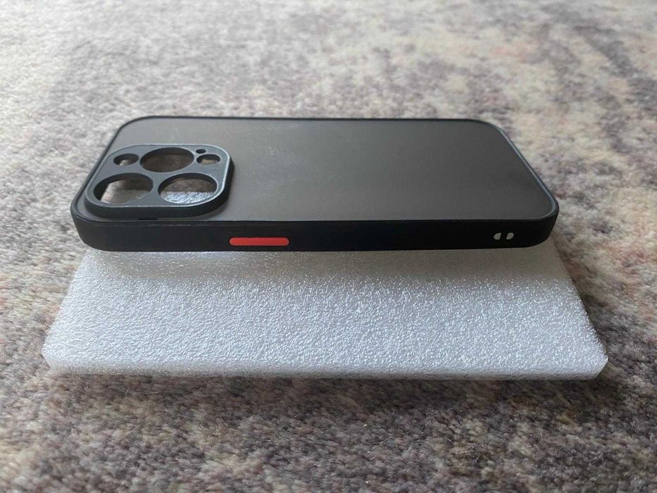 Nowe etui IPhone 14 czarno-czerwone