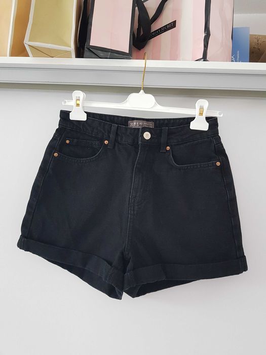 Czarne klasyczne spodenki jeansowe