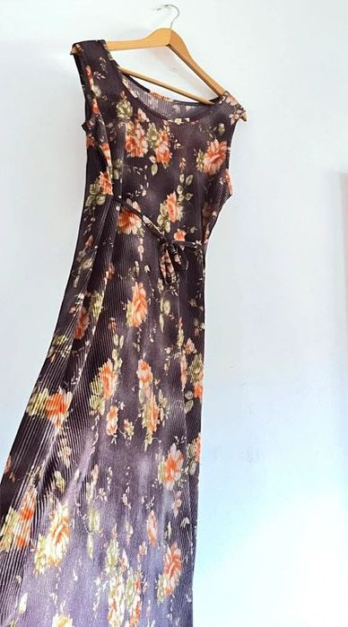 Vestido Florido - Fundo Lilás Escuro, Tecido Leve e Esticável