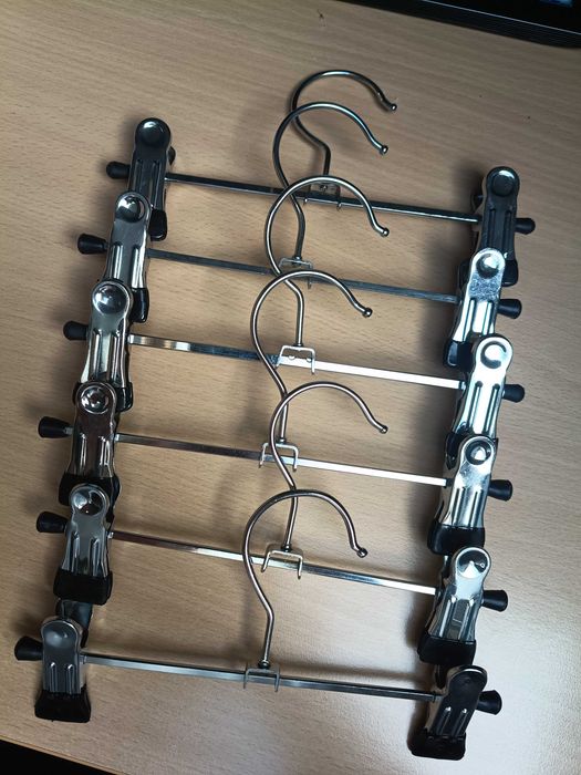 Metalowy wieszak dziecięcy z kipsami