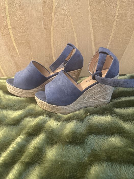 Замшевые босоножки