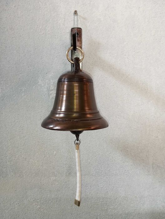 Sino com suporte em metal